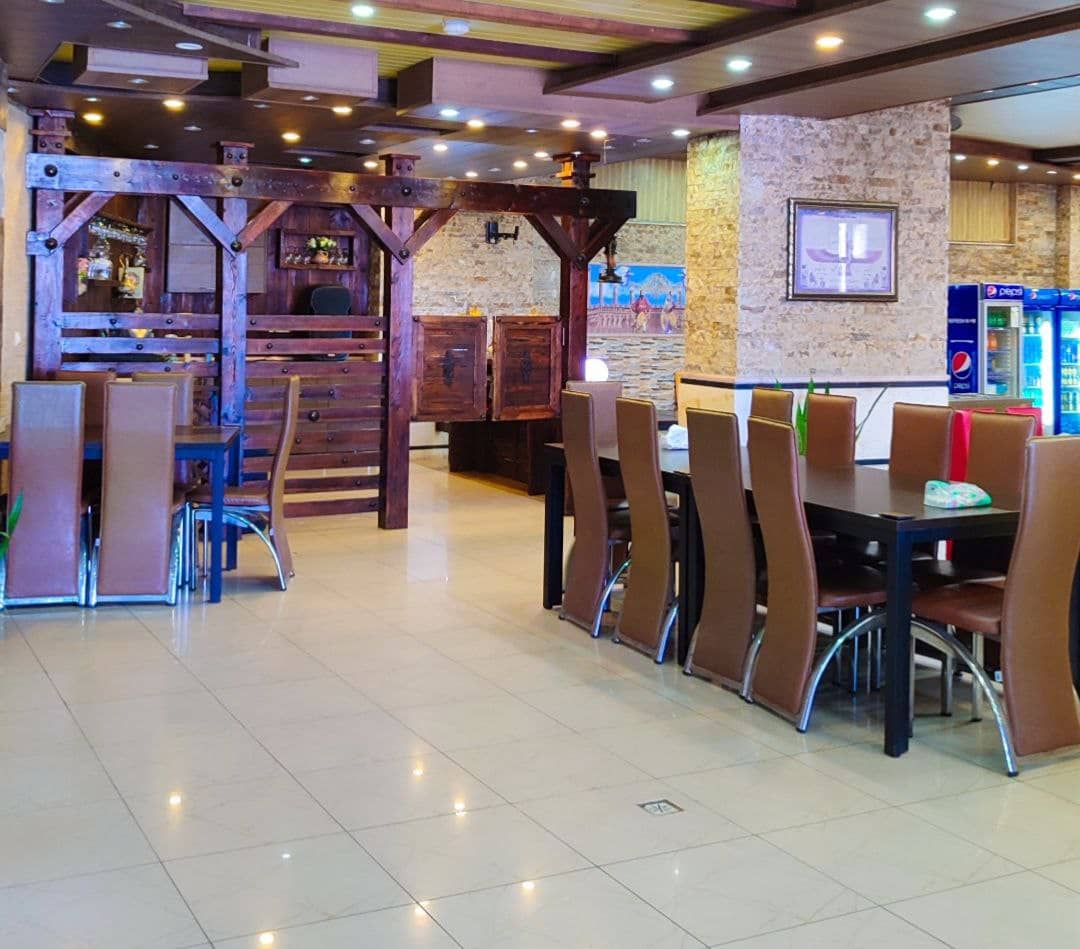 فضای داخلی رستوران اکبر جوجه