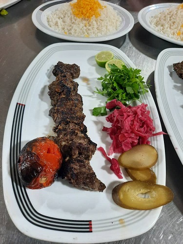 اکبر جوجه با برنج زعفرونی بی نظیر