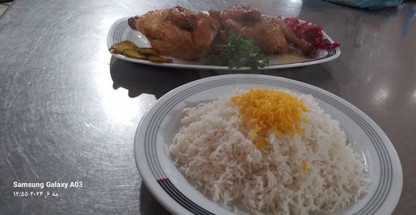 چلو اکبر جوجه مخصوص در رستورانی