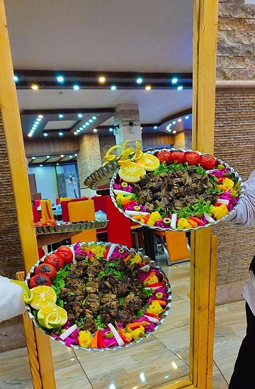 تجربه چشیدن شیشلیک و اکبر جوجه در یک رستوران لوکس