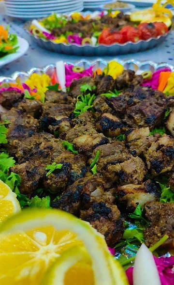 تجربه چشیدن شیشلیک و اکبر جوجه در یک رستوران لوکس