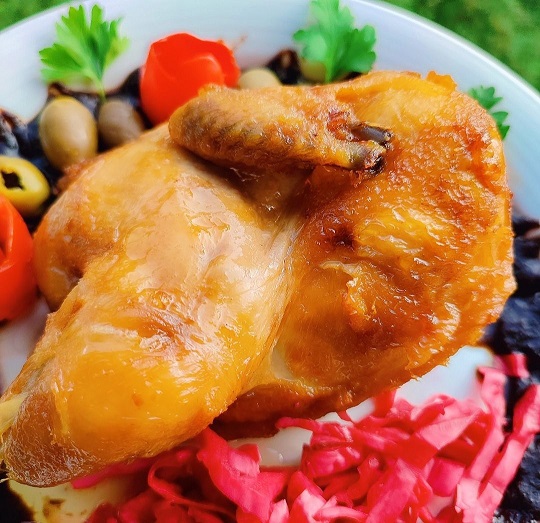 چگونه با استفاده از مواد اولیه ساده، اکبر جوجه بی‌ نظیر بپزیم؟